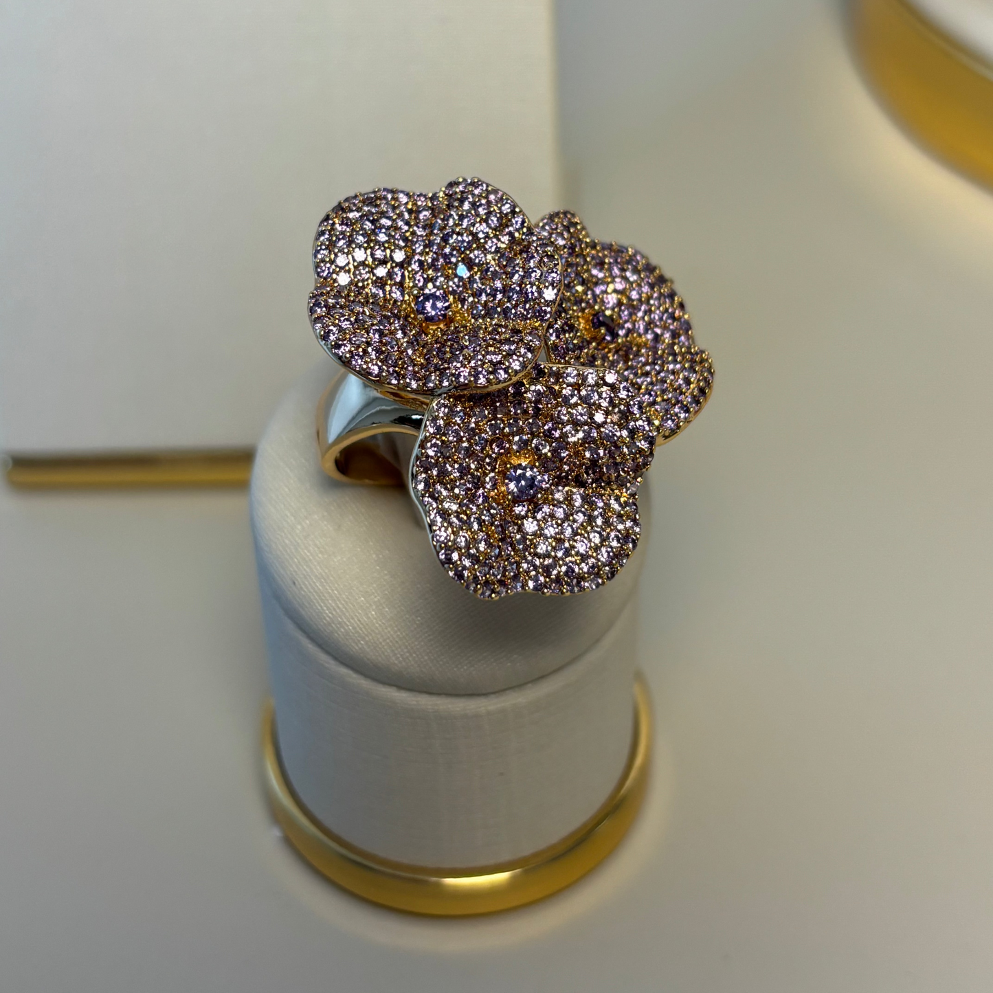 CONJUNTO FLOWER CRAVEJADO COM BRINCO E ANEL