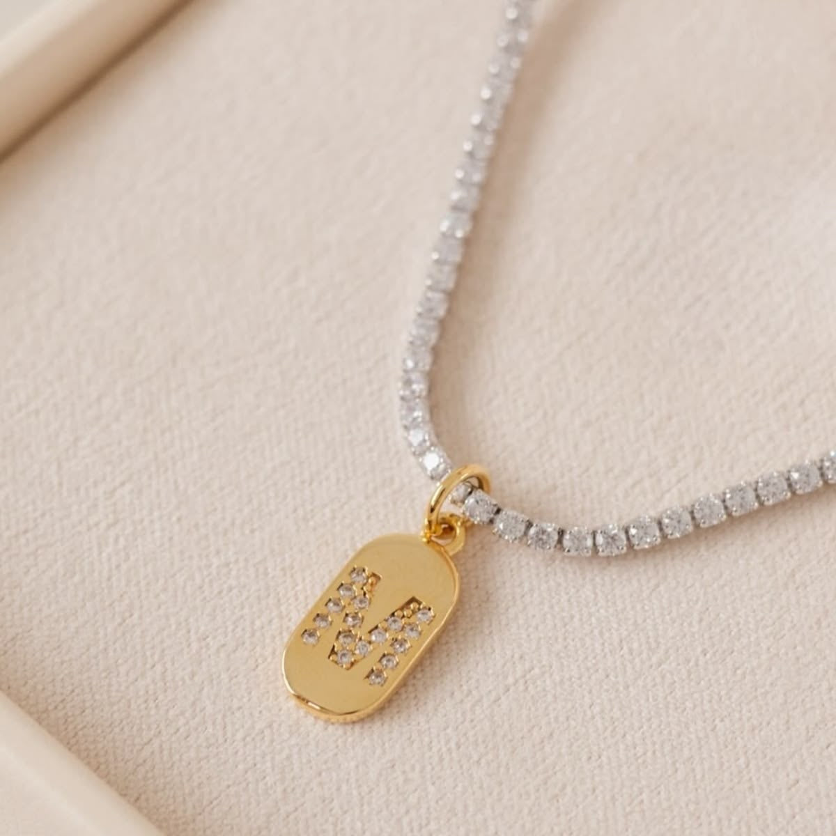 CHOCKER RIVIERA PINGENTE LETRA DOIS BANHOS
