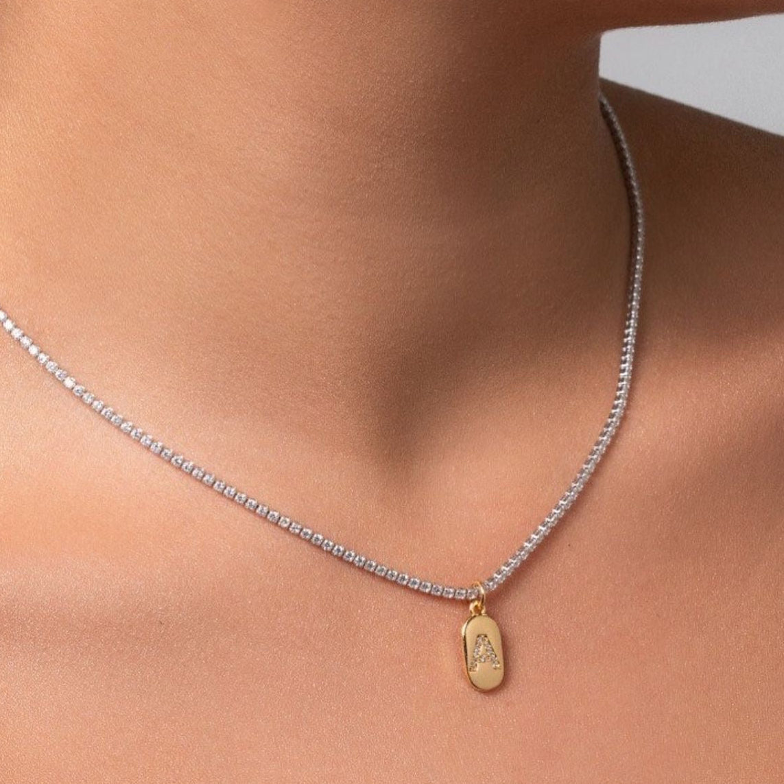 CHOCKER RIVIERA PINGENTE LETRA DOIS BANHOS