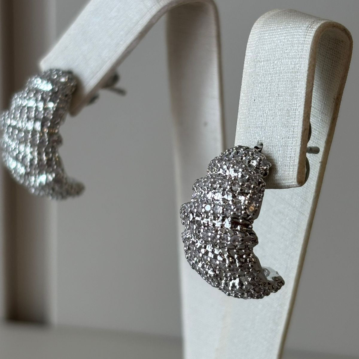 BRINCO MEIA ARGOLA CRAVEJADO EM RÓDIO