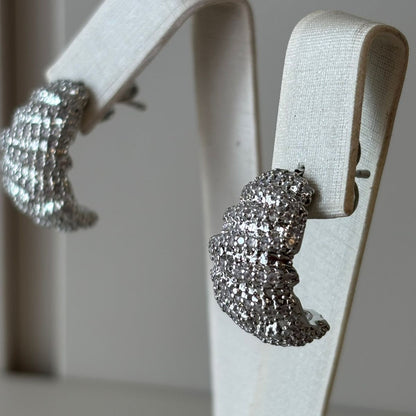 BRINCO MEIA ARGOLA CRAVEJADO EM RÓDIO