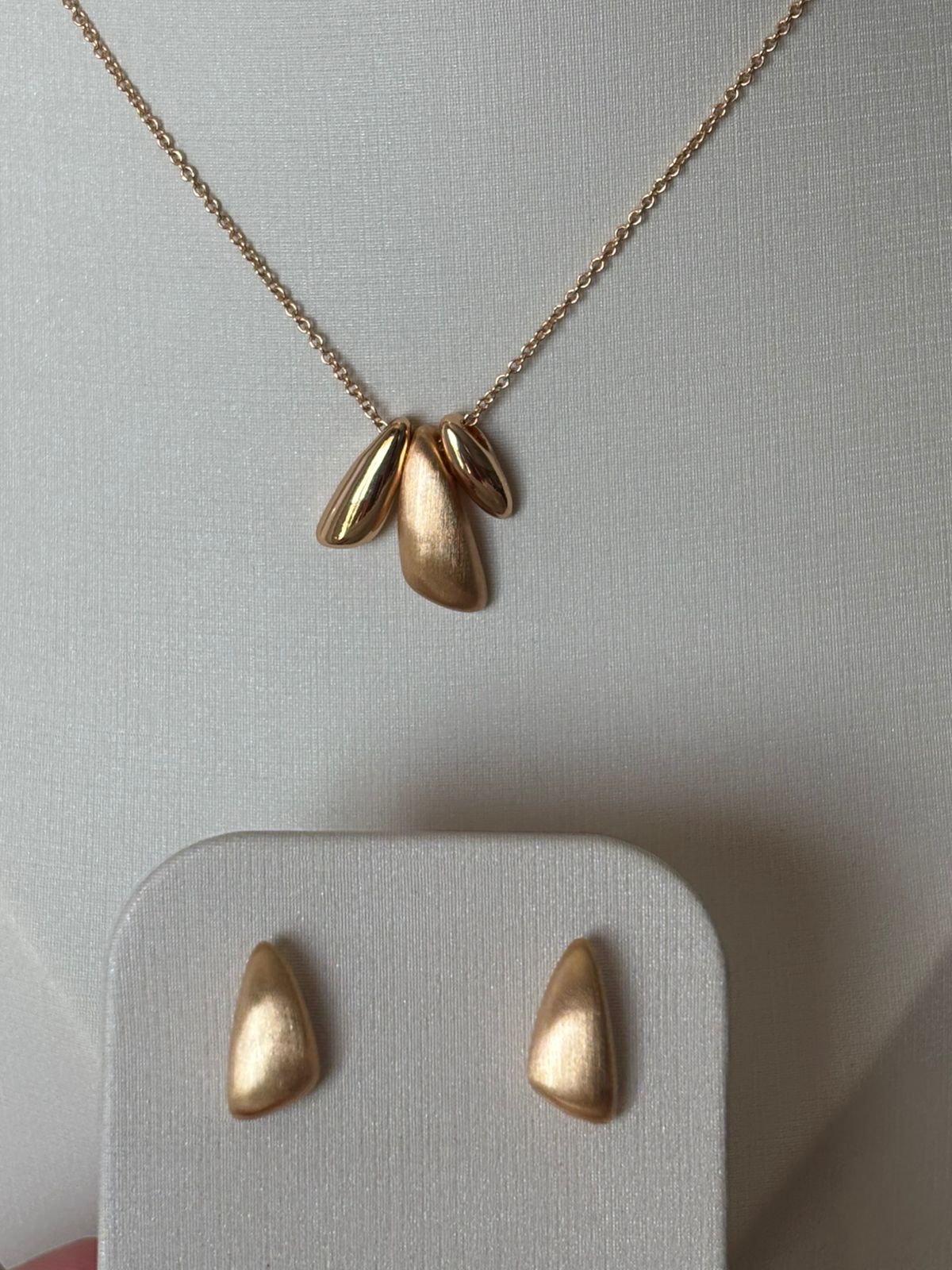 CONJUNTO DOURADO BRINCO E COLAR