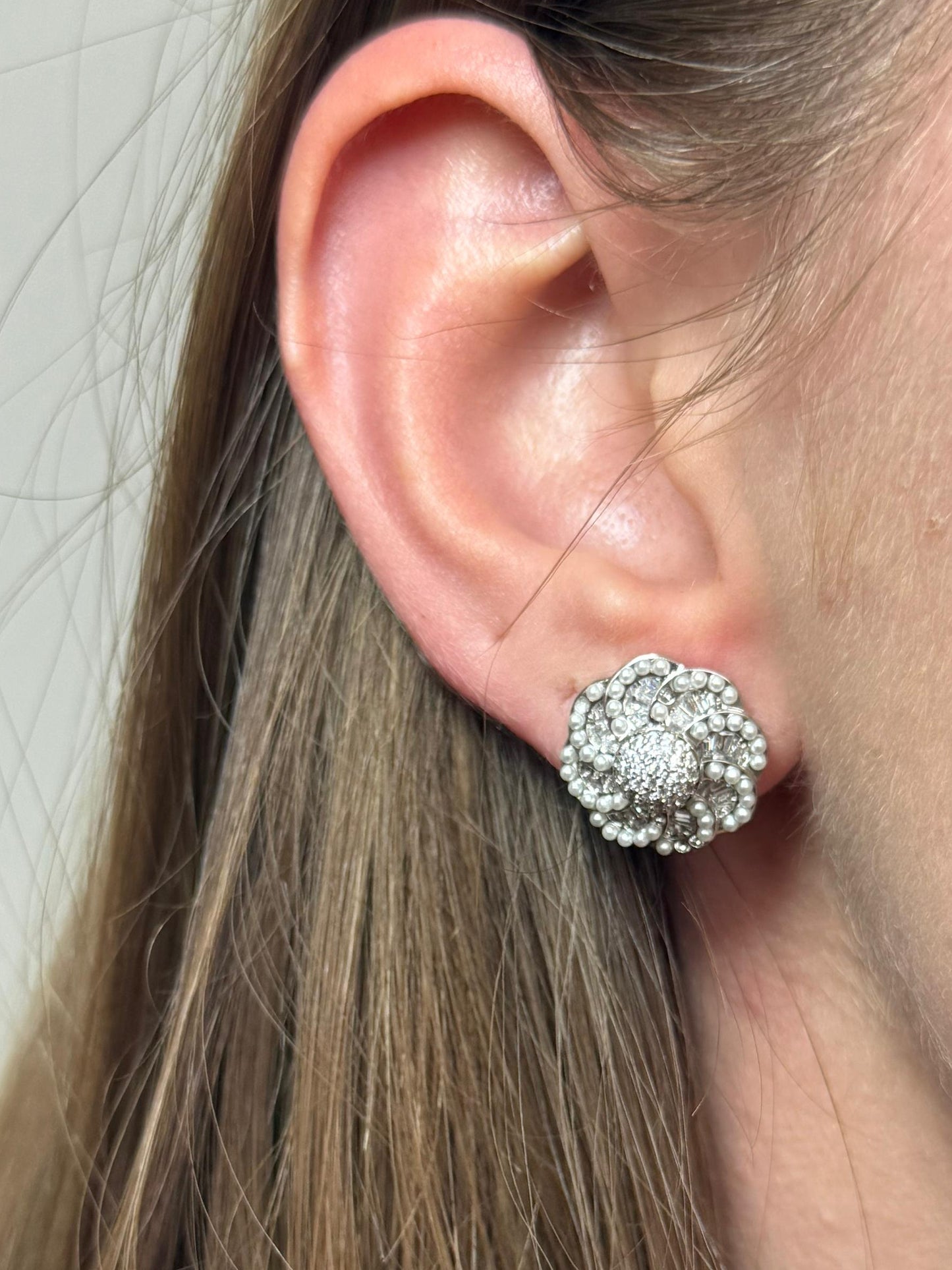 BRINCO FLOWER CRAVEJADO COM MINI PÉROLAS