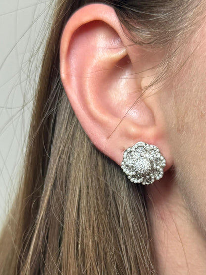 BRINCO FLOWER CRAVEJADO COM MINI PÉROLAS