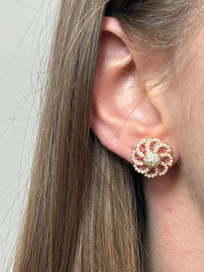 BRINCO FLOWER CRAVEJADO COM MINI PÉROLAS