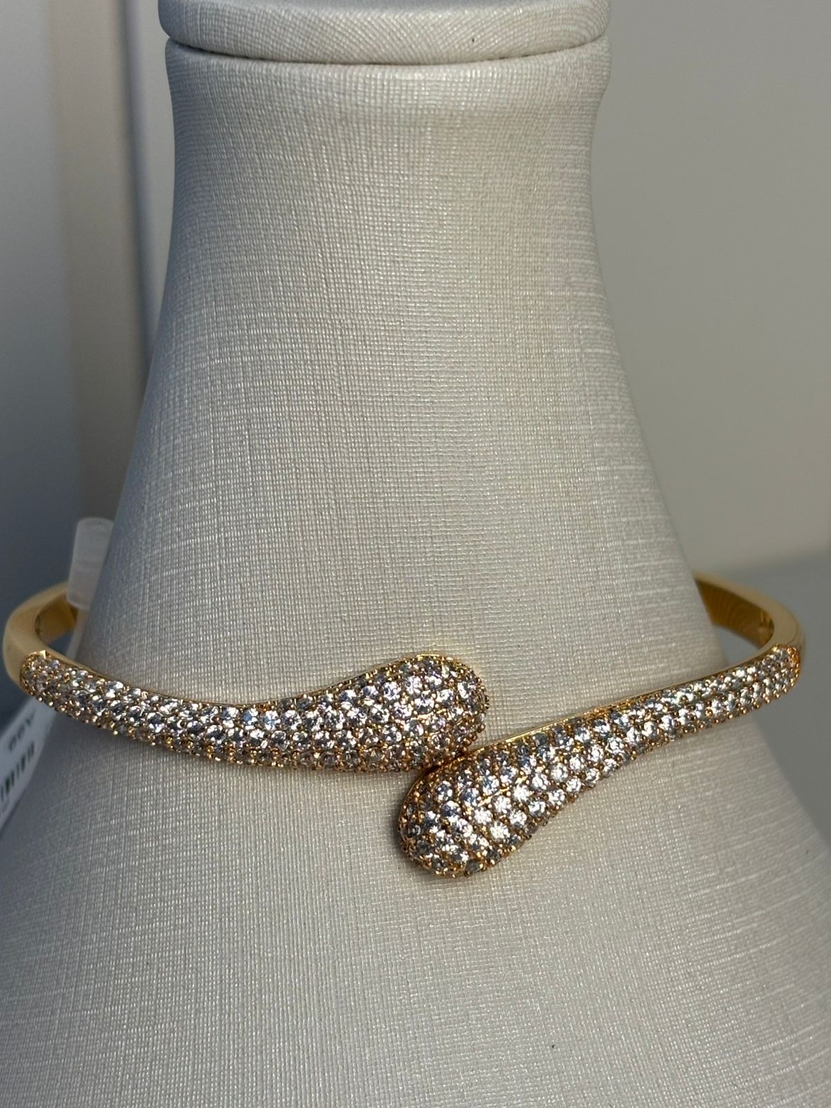 BRACELETE CRAVEJADO GOTA