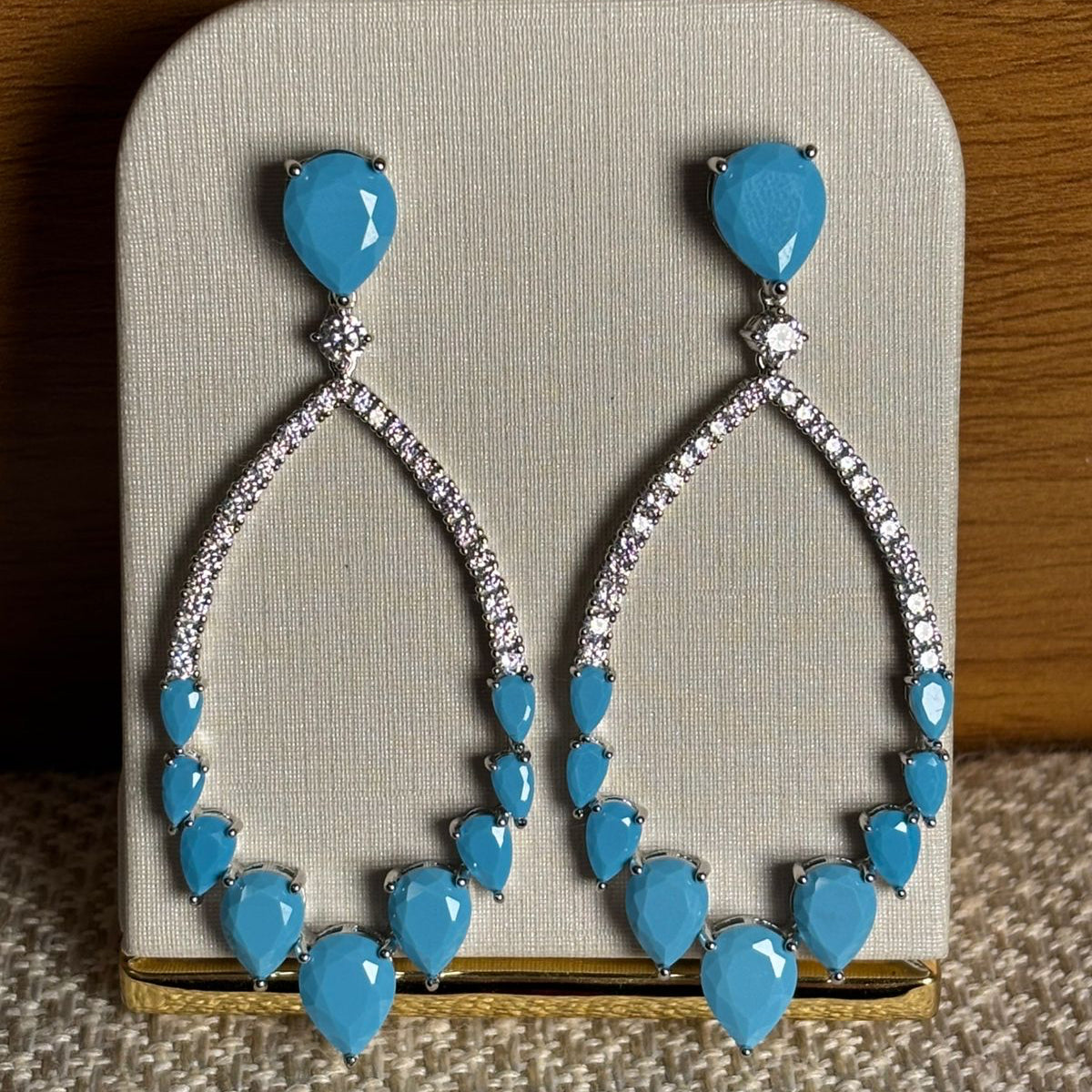 BRINCO GOTA INVERTIDA PONTO DE LUZ TURQUESA PRATA 925 BANHO EM RÓDIO