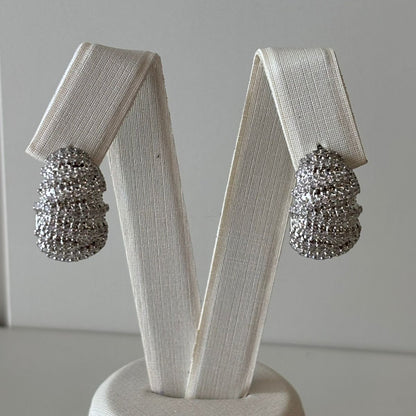 BRINCO MEIA ARGOLA CRAVEJADO EM RÓDIO