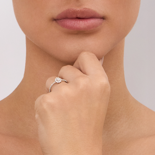 ANEL SOLITÁRIO GOTA CRAVEJADO EM MOISSANITE 0,1CT PRATA COM BANHO DE RÓDIO