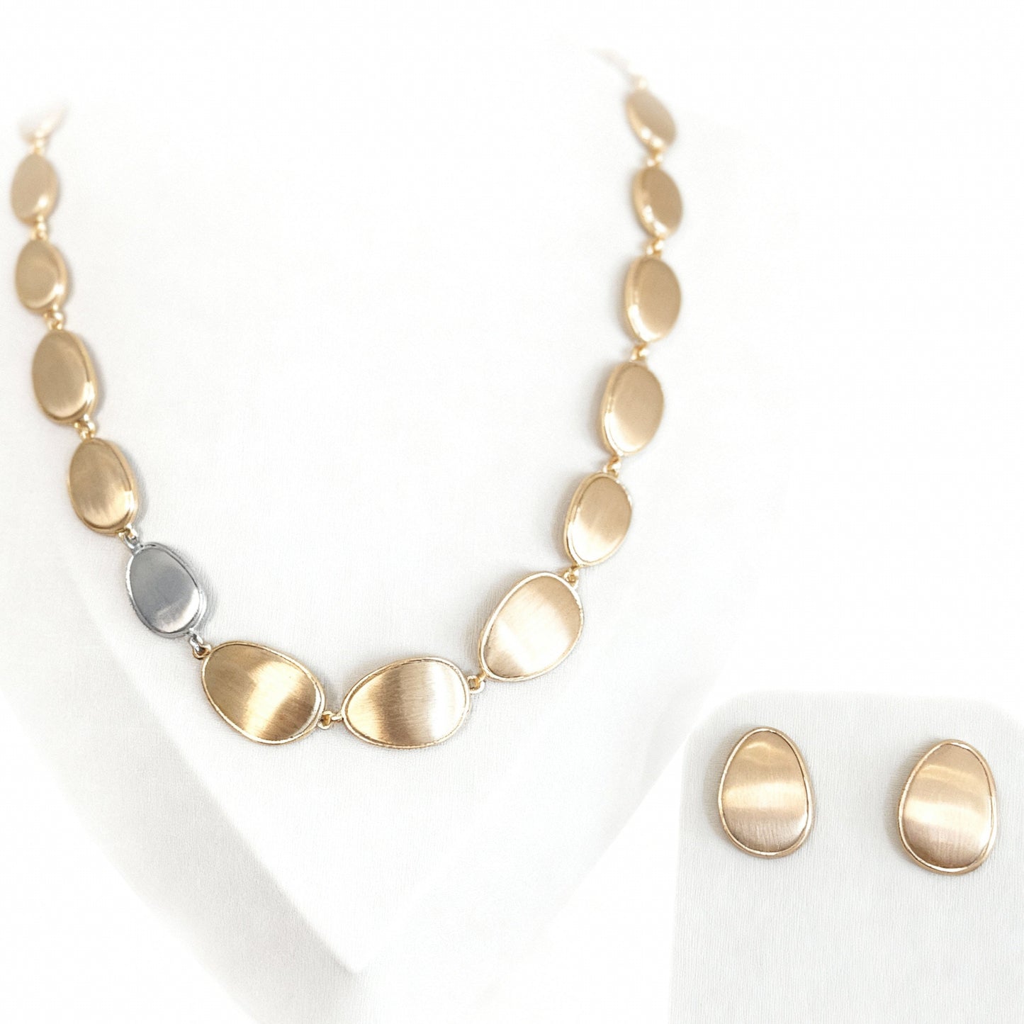 CONJUNTO BRINCO E COLAR ESFERAS