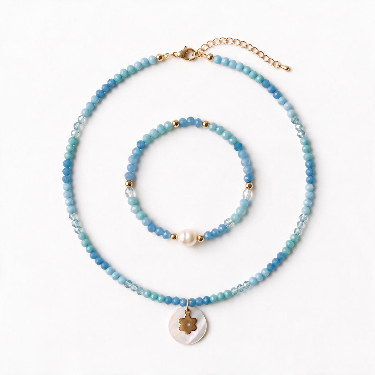 CONJUNTO KIDS COLAR E PULSEIRA CRISTAIS EM TONS DE AZUL COM PINGENTE MADRE PÉROLA