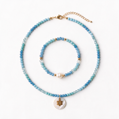 CONJUNTO KIDS COLAR E PULSEIRA CRISTAIS EM TONS DE AZUL COM PINGENTE MADRE PÉROLA