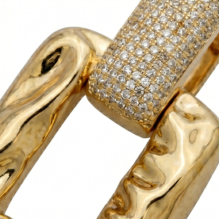 BRINCO QUADRADO CRAVEJADO BANHO EM OURO 18K