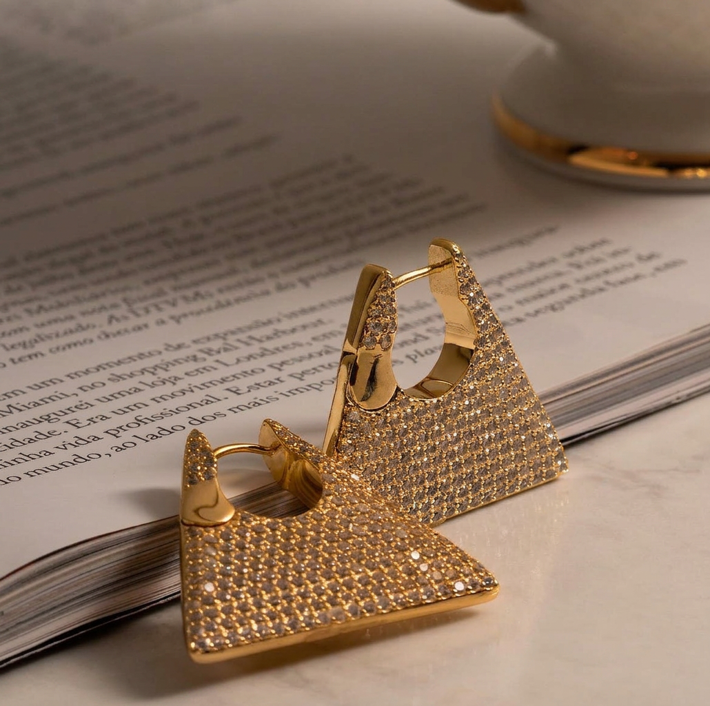 BRINCO TRIÂNGULO MICRO ZIRCÔNIA BANHO EM OURO 18K