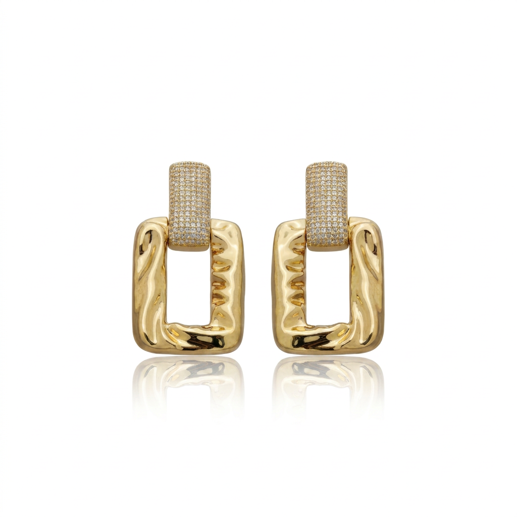 BRINCO QUADRADO CRAVEJADO BANHO EM OURO 18K