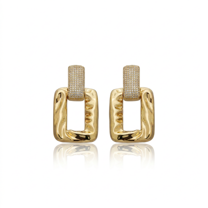 BRINCO QUADRADO CRAVEJADO BANHO EM OURO 18K